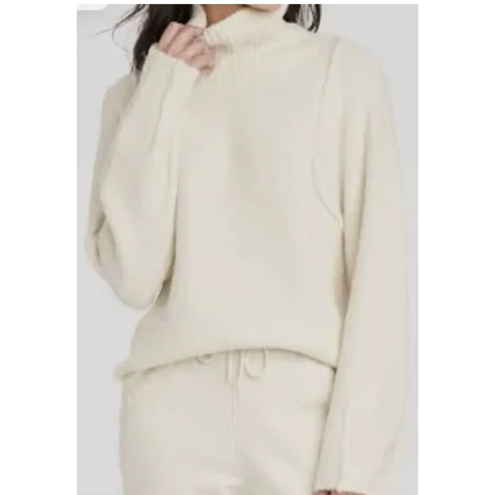 NWT Universal Thread Small Cream Mockneck Pullover Sweater Women's